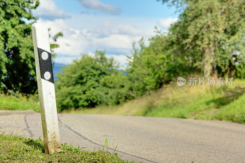 道路上的勾线器/反射器